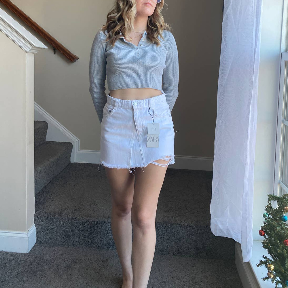 Zara white mid rise distressed mini skirt, size Medium (NWT)